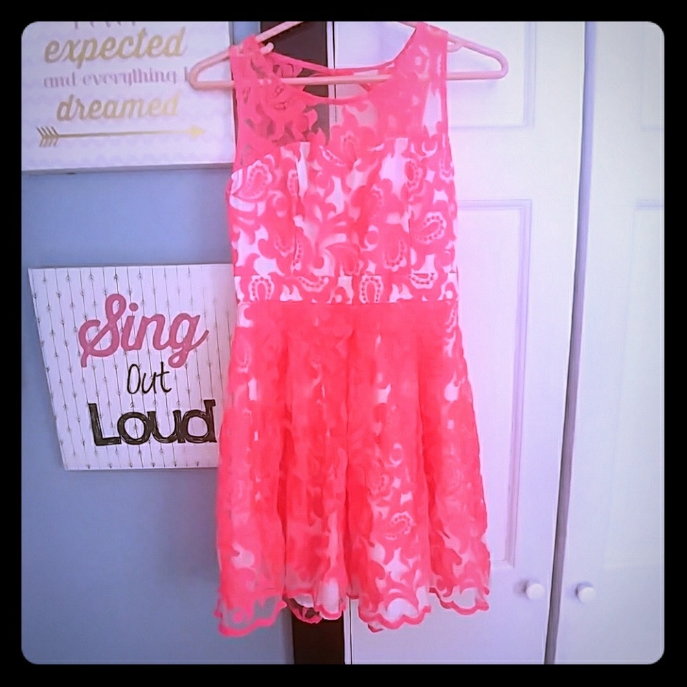 Beautiful lace xs dress from Forever 21!